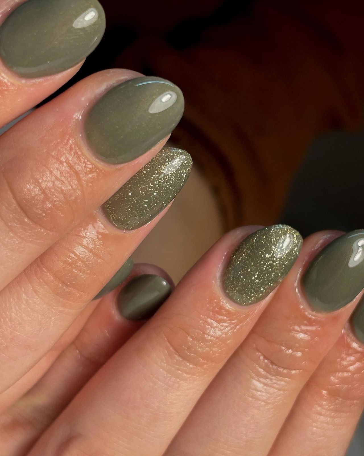 Olijfgroene gelnagels met een glitter accentnagel