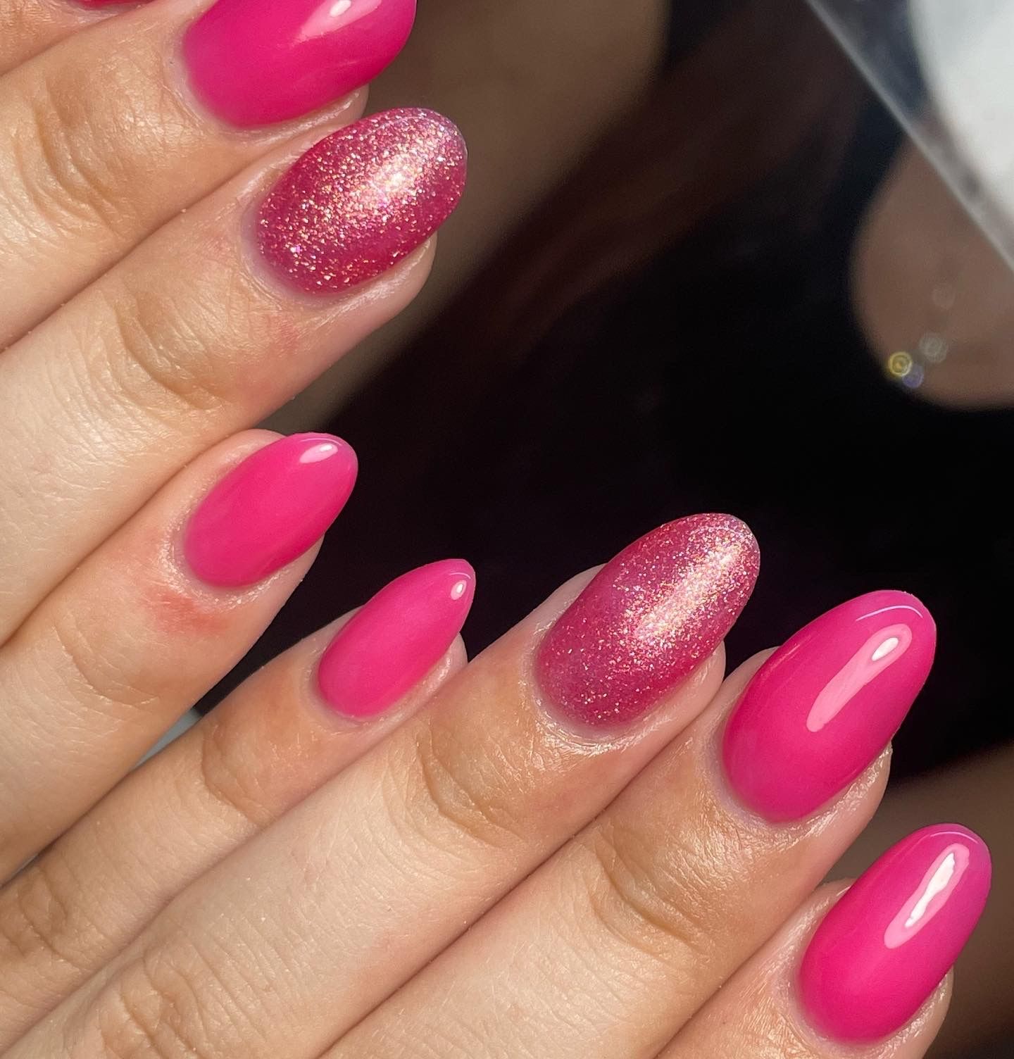 Felroze amandelvormige nagels met roze glitter