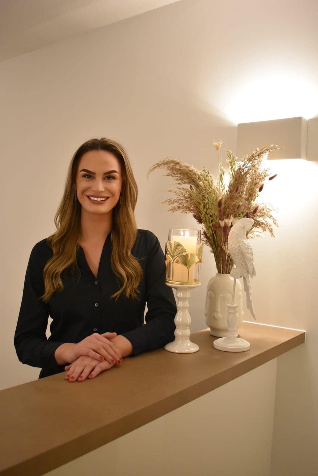 Lisa Erkens achter de balie van haar salon LE Beauty in Asten