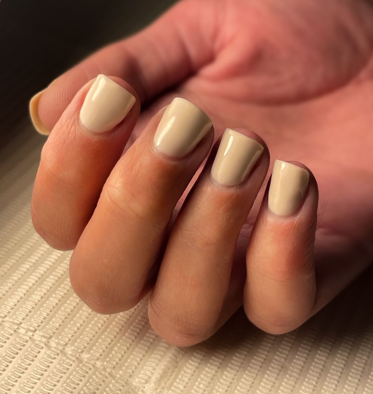 Nude beige vierkante nagels